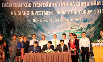 Các nhà đầu tư đã ký kết biên bản cam kết hợp tác với lãnh đạo tỉnh Hà Giang